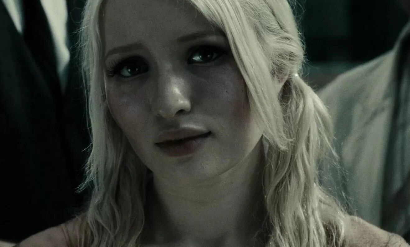 Запрещенный прием фильм 2011 лоботомия. Куколка запрещенный. Эмили браунинг из фильма запрещенный прием. Эмили браунинг запрещенный прием. Браунинг эмили куколка.