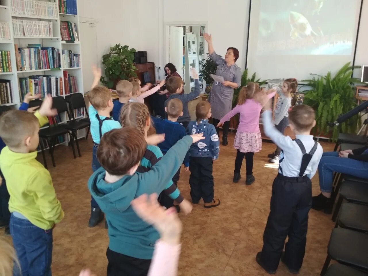 дошкольники на прогулке. экскурсия в осенний лес старшая группа. темы экскурсии в старшей группе. экскурсия по детскому саду. фотоотчет день леса в детском.