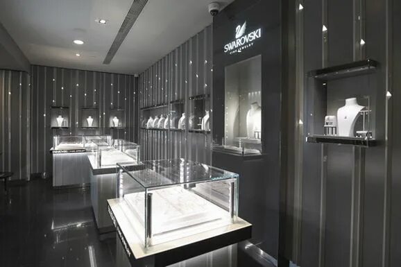 Шоурум ювелирных украшений first class diamonds. Интерьер ювелирного магазина Сваровски. Витрина Сваровски. Витрина ювелирного магазина. Витрина для ювелирки.