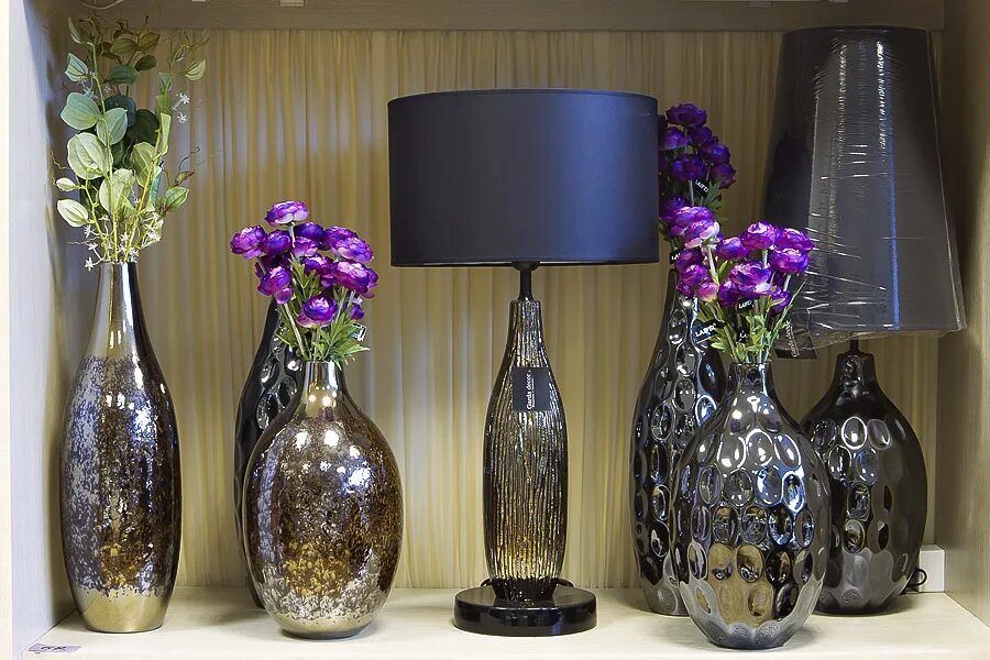 Что кроме цветов можно поставить в вазу. Декоративные вазы для интерьера. Красивые напольные вазы. Стеклянные вазы в интерьере. Стеклянные напольные вазы в интерьере.