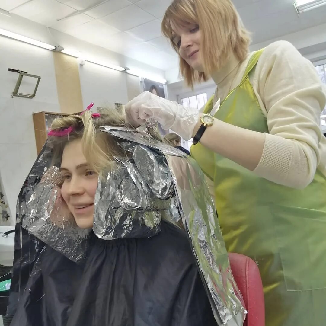 Довольный клиент в парикмахерской. Школа студия кремер пермь. Учебный центр парикмахеров. Студия виктора шарапова рязань. Курсы парикмахера в перми.