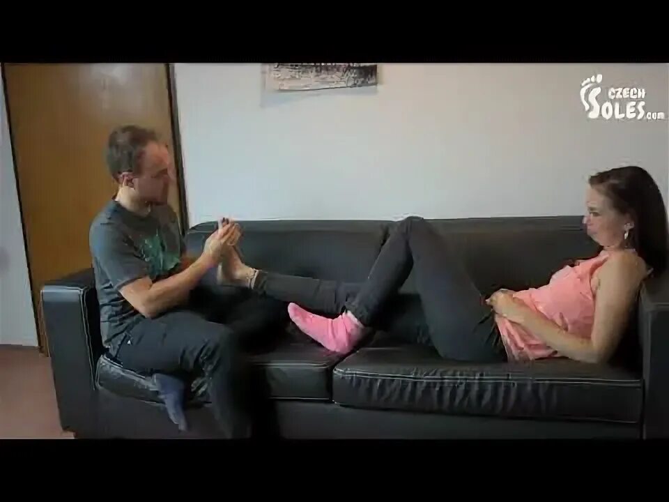 Лижет ножки под столом. Поклонение большим ногам босса Czech soles. Foot Worship and sniffing 4 девушки.