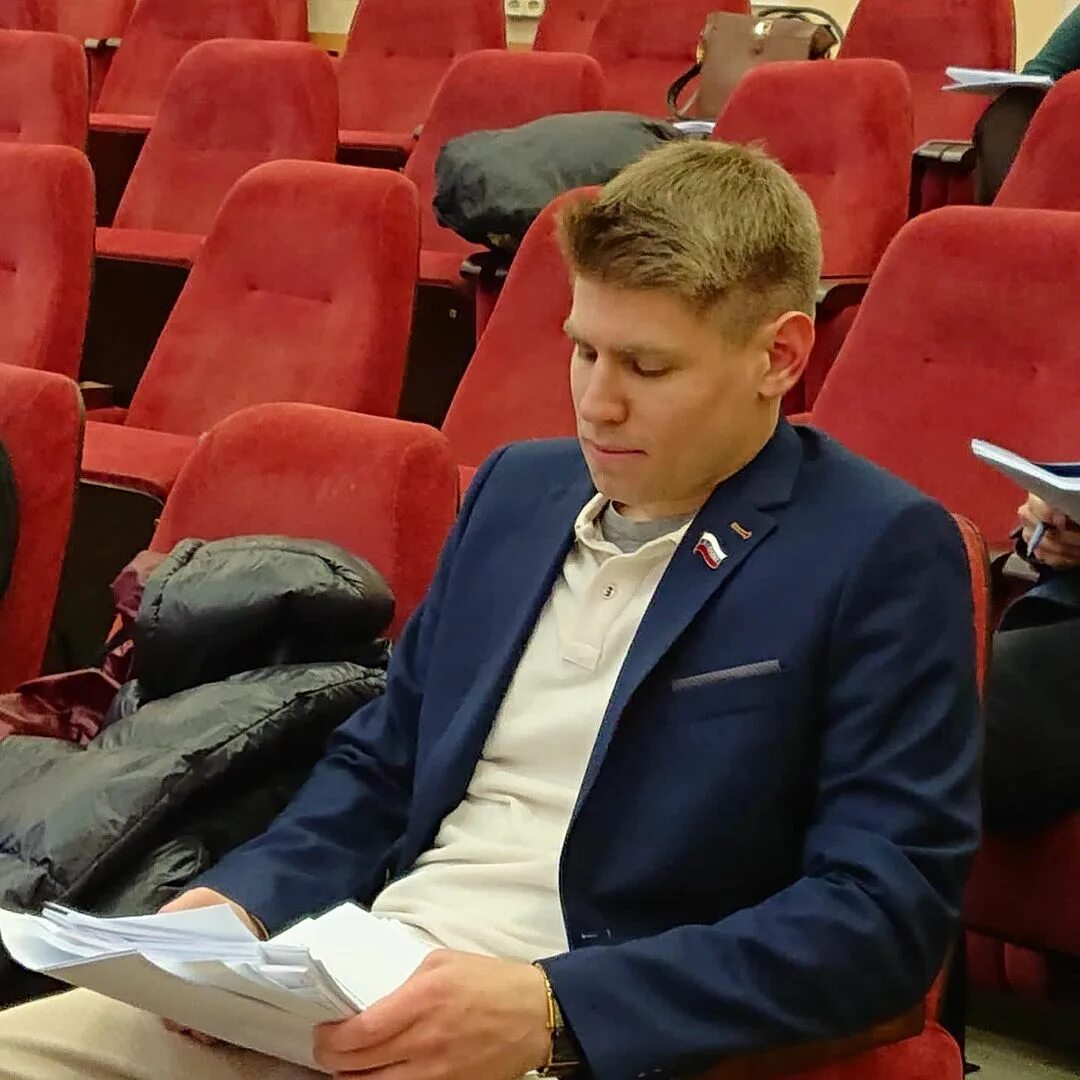 депутаты спят. работник депутатов. лола депутат конунчилик палатас. спящие депутаты. работник депутатов.