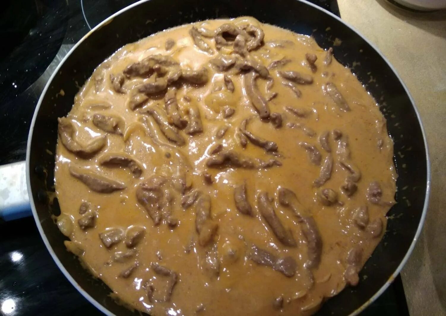 Бефстроганов в кастрюле. Бефстроганов с пюре. Бифстроганы из говядины со сметаной на сковороде. Бефстроганов. Бифстроганы из говядины со сметаной на сковороде.