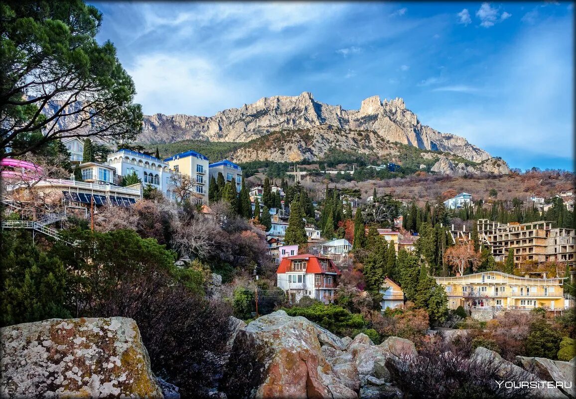 Алупка Крым. Город Алупка Южный берег Крыма. Алупка ай Петри. Ялта Алупка Воронцовский дворец.