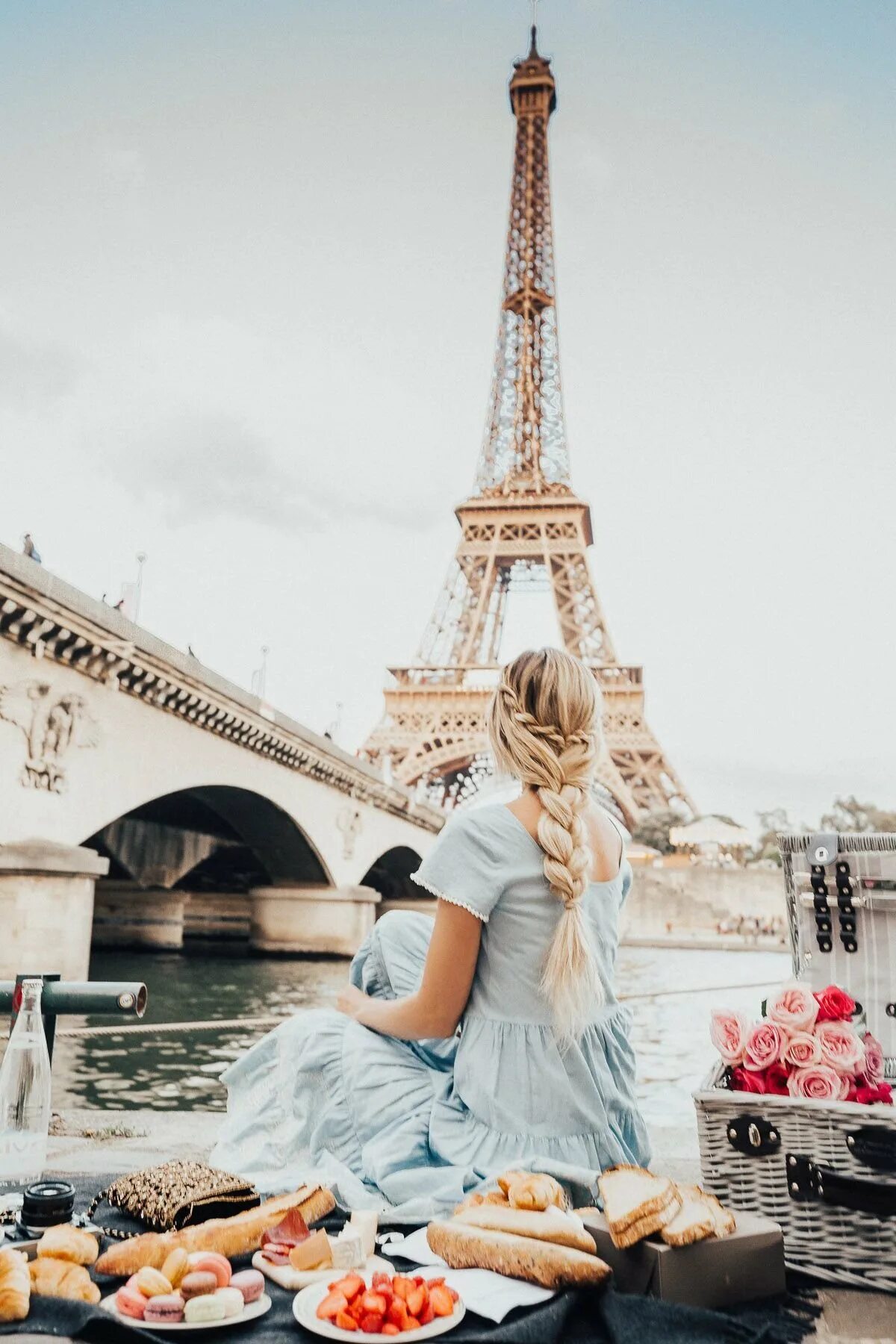 Фотосессия в париже. Эйфелева башня в Париже. Блондинка в Париже. «Девушка в Париже». Париж девушка блондинка.