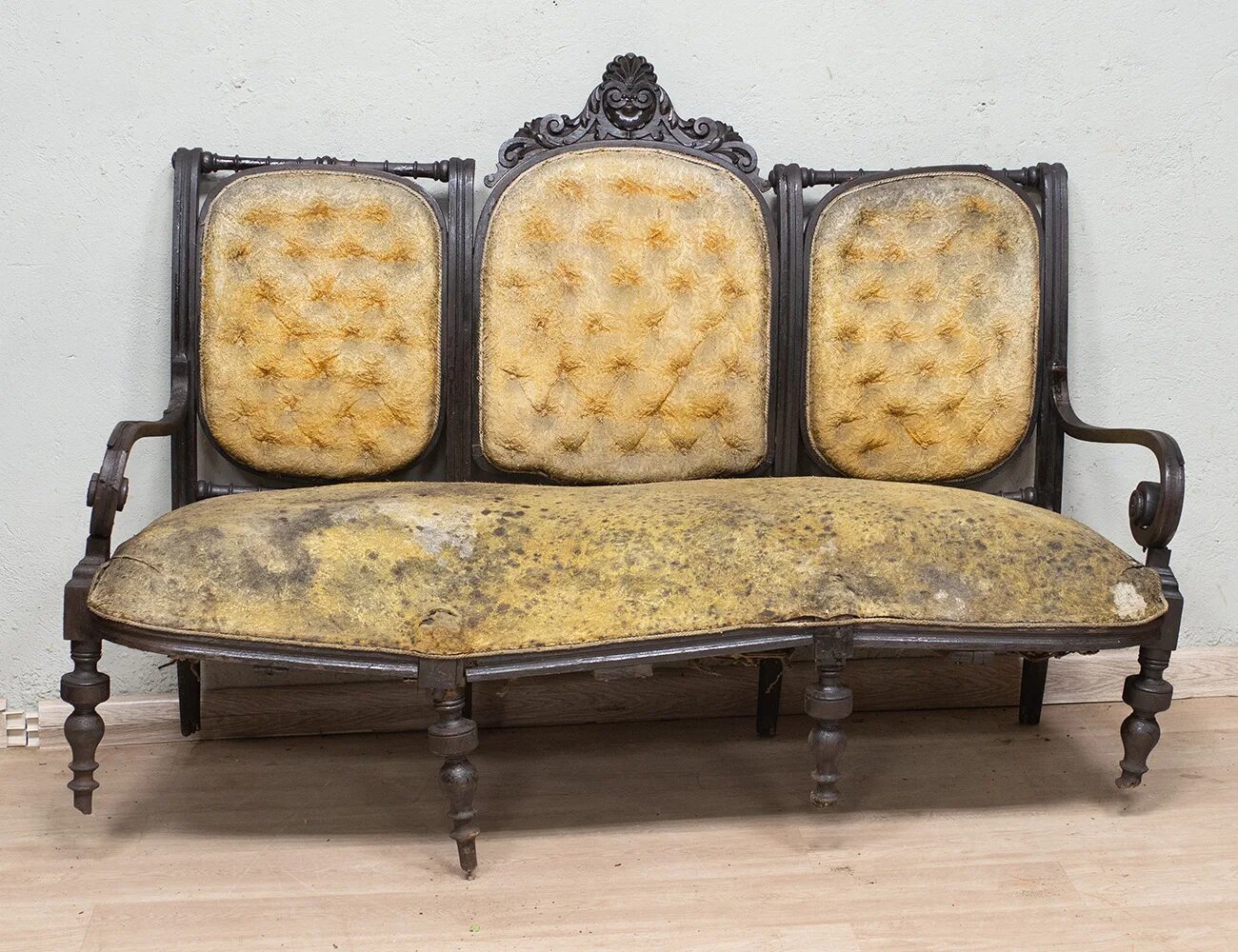 Старина диван. Мебель диван резная Вьетнам 19 век. Диван Антиквар 19 век. Диван 19 век референс. Тахта 19 век антикварная.