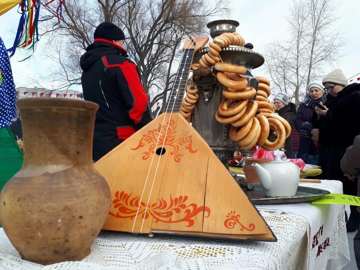 Масленица оформление праздника. Декорации на Масленицу. Атрибутика Масленицы. Украшение площади на Масленицу. Украшение площадки на Масленицу.