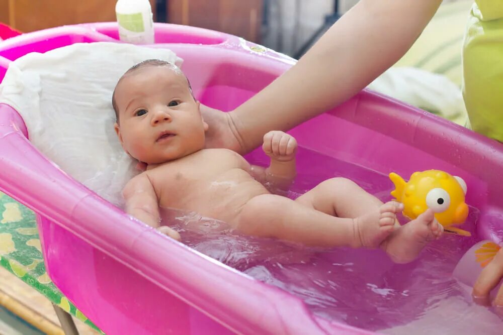 Ванночка для новорожденных вода. Пуканье новорожденного. Ванная для купания детей. Малыш в ванне. Купание новорожденного ребенка.