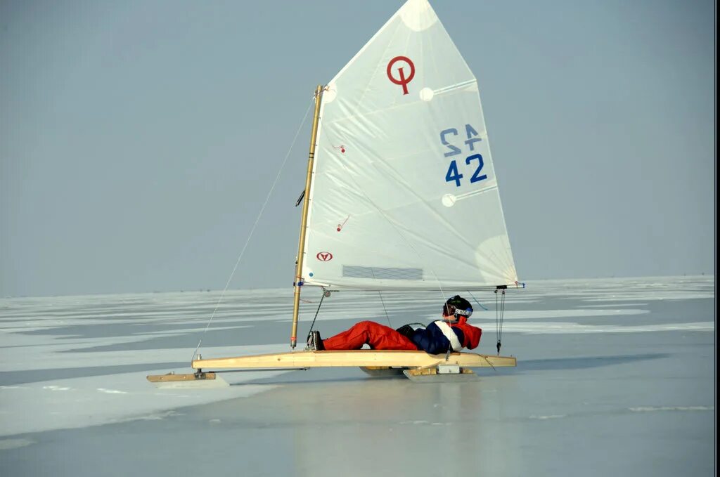 яхта на коньках. парусные сани буер. яхта на коньках. буер ледяная яхта.