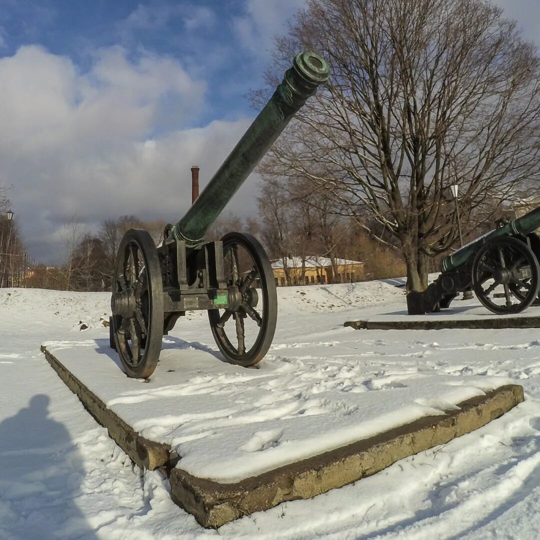 Ревельский Лев пушка. Старинная пушка. Старая Артиллерийская пушка. Красные пушки. Старинная пушка 6 букв