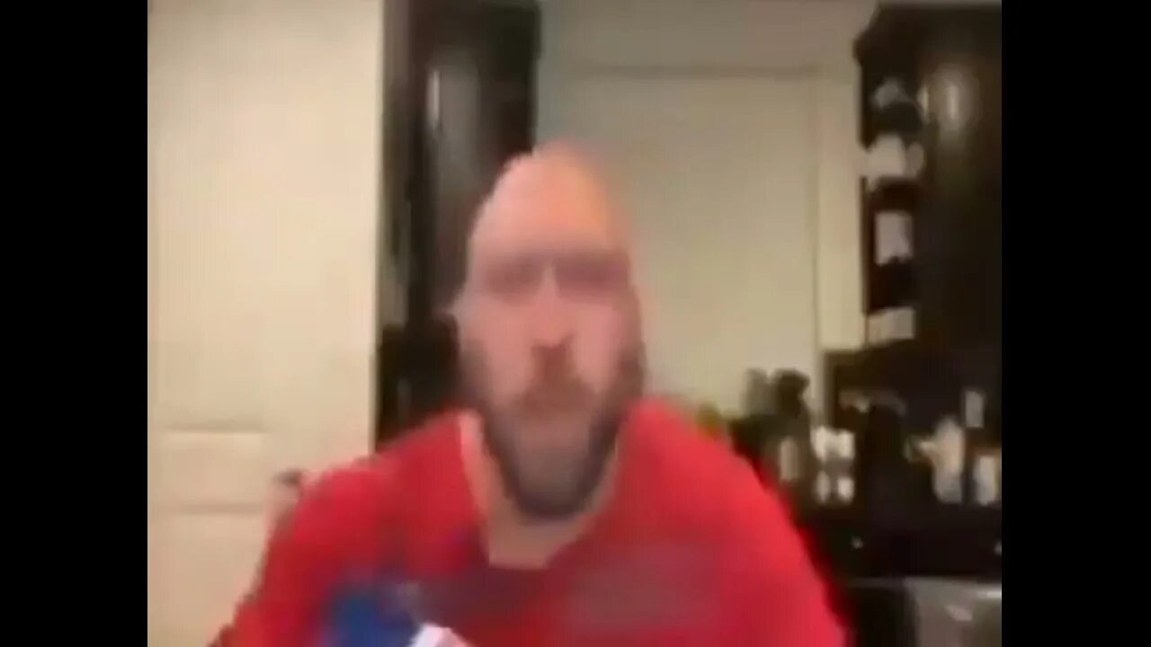 Мем мужик ест чипсы улыбается. Чел хавает чипсы. Лысый мужик хавает чипсы. Качок с чипсами. Мужик ест чипсы.