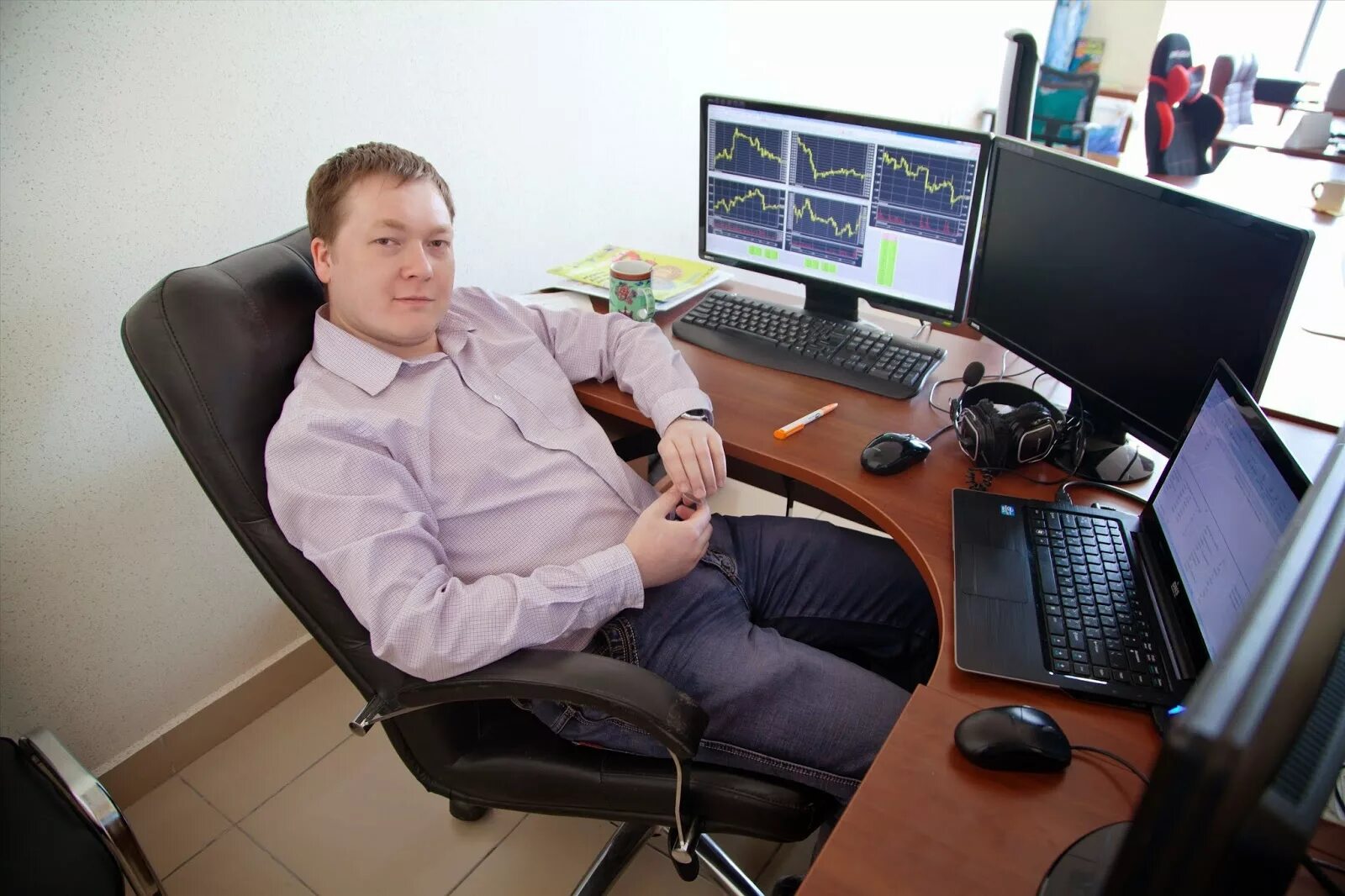 Монитор для трейдинга. Рабочее место брокера. Трейдер на бирже. Рабочее место трейдера. Евгений ворончихин омск.
