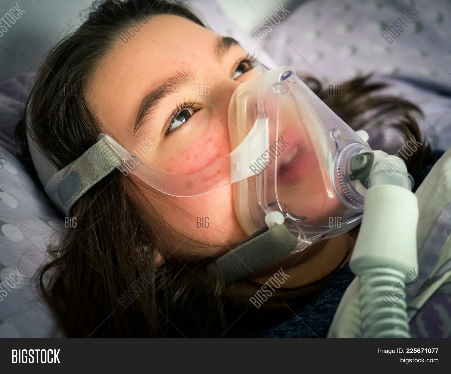 Болит горло наркоз. Кислородная маска в реанимации. Женщина в кислородной маске. Человек в кислородной маске. Маска кислородная с трубкой.