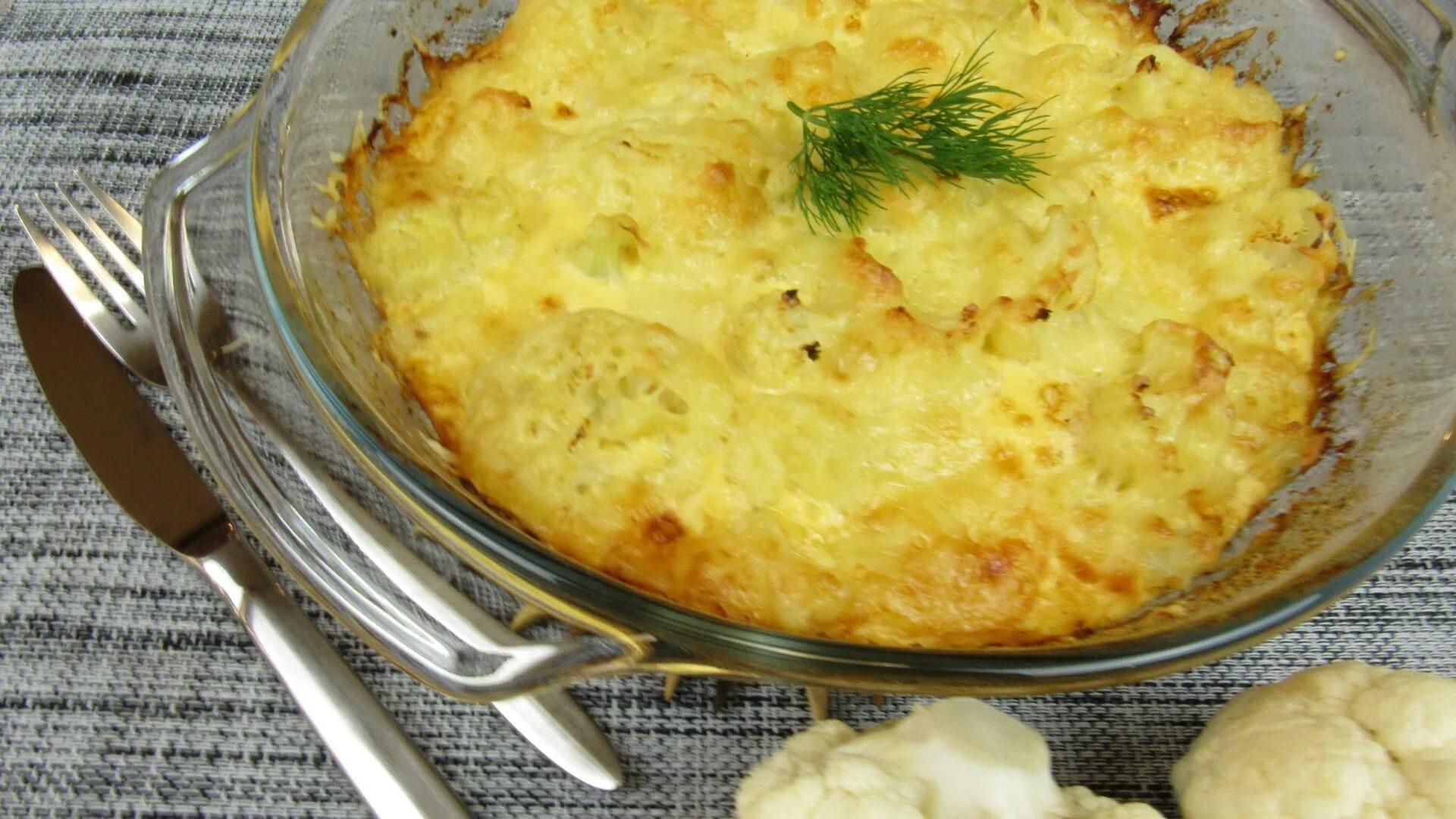 Капуста в духовке быстро и вкусно. Цветная капуста с яйцом и сыром. цветная капуста в духовке с сыром и яйцом. запеченная цветная капуста в яйце. цветная капуста с яйцом и сыром на сковороде.