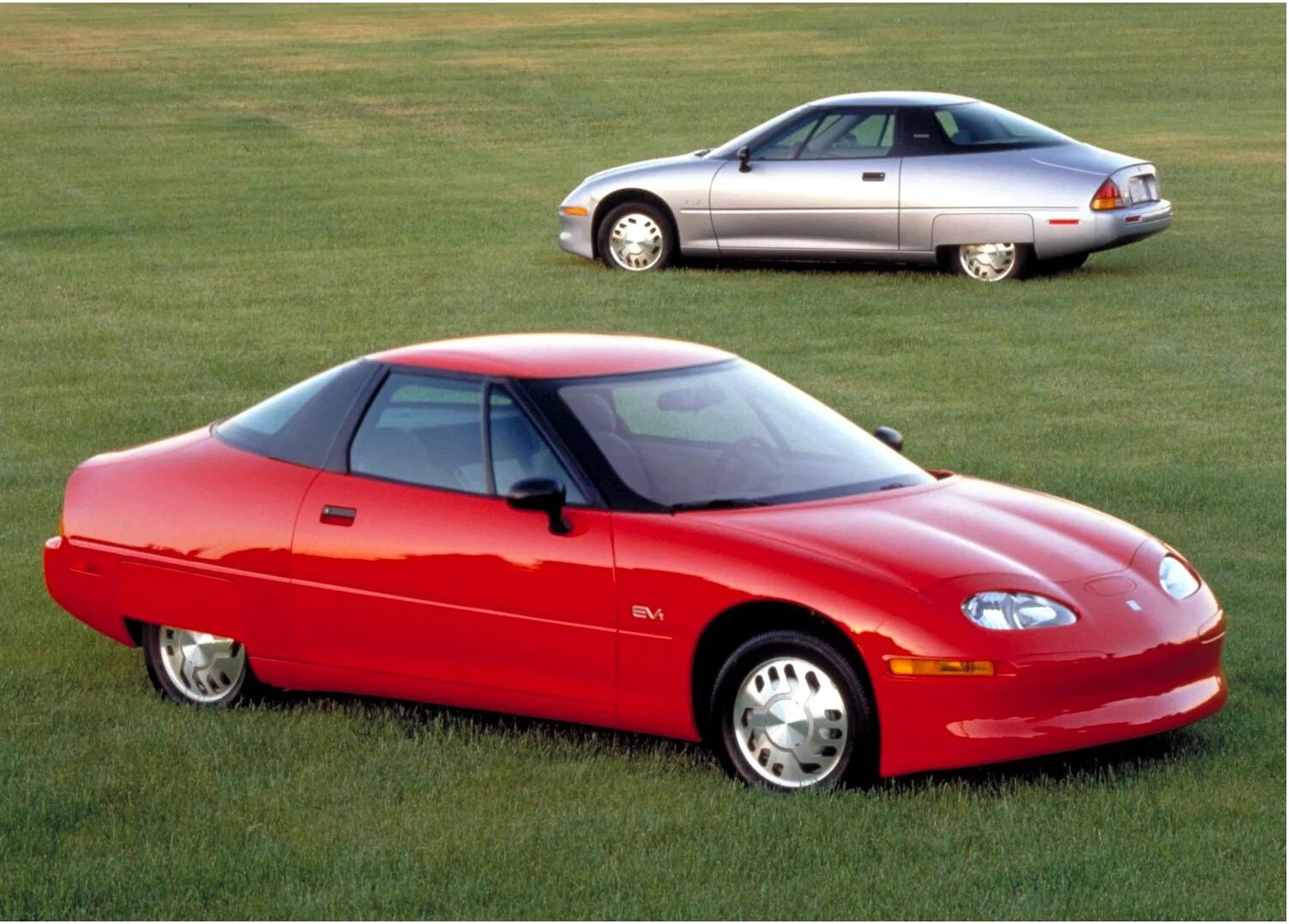 Основные автомобили. GM ev1. Электромобиль Дженерал Моторс. General Motors ev1 салон. Дженерал Моторс 1997.