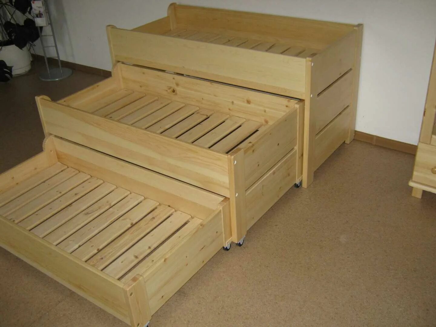 Сборка выдвижной кровати. Выкатная деревянная кровать. Выдвижная деревянная кровать. Детская вакантная кровать из дерева. Выкатная кровать дерево.