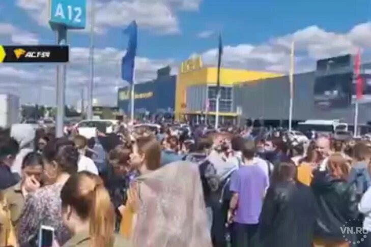 Эвакуация посетителей. Эвакуация в екатеринбурге сегодня мега. Пост возле меги. Мега дыбенко фамилия. Эвакуация посетителей.