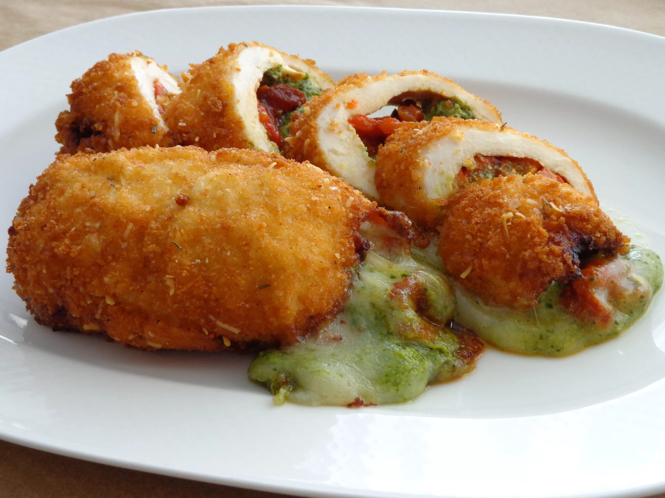 Грудка в панировочных. Куриное филе в панировке. Куриная грудка в кляре. Куриное филе в панировке. Грудка в сухарях.