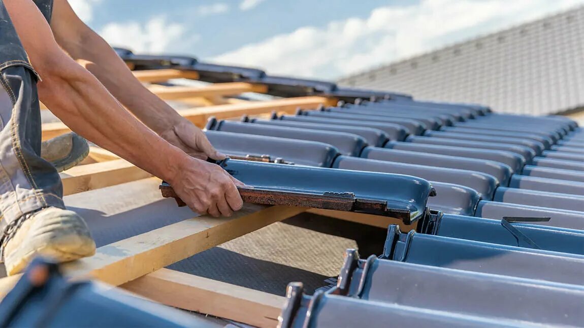 кровля крыши. жесткая кровля. кровля металлочерепица монтаж. укладка кровли. кровля кровельщик.