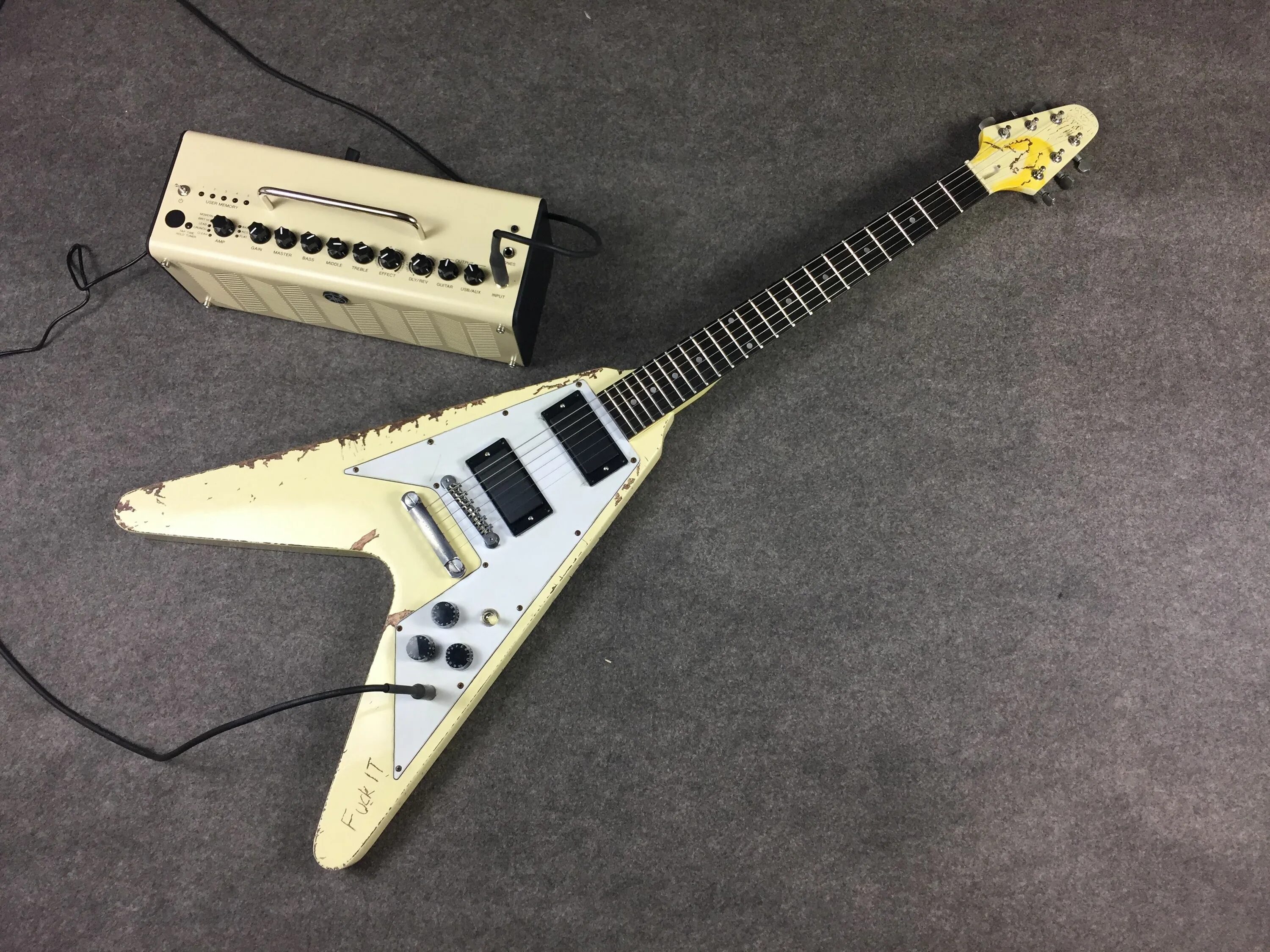 Активная электрогитара. Gibson Flying v James Hetfield. Gibson Flying v Джеймса Хэтфилда. Electra Flying v James Hetfield. James Hetfield Flying v.