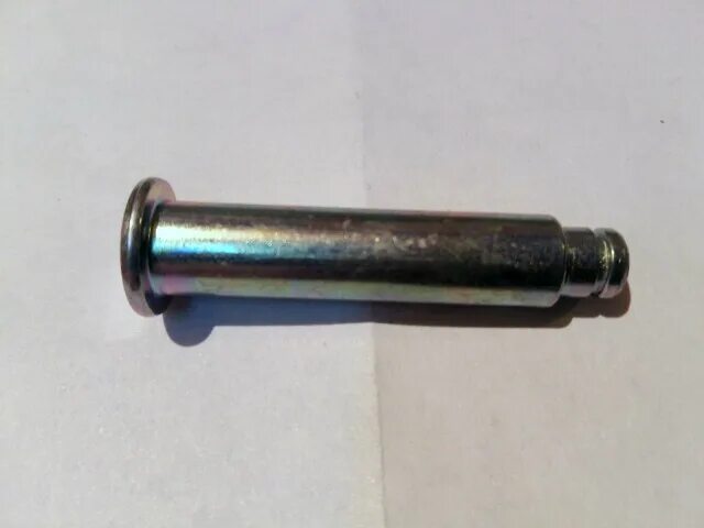 Втулка оси вилки сцепления зил 130. 10. 1757312 штифт аналог scania. Палец вилки. General motors 94535807 болт.