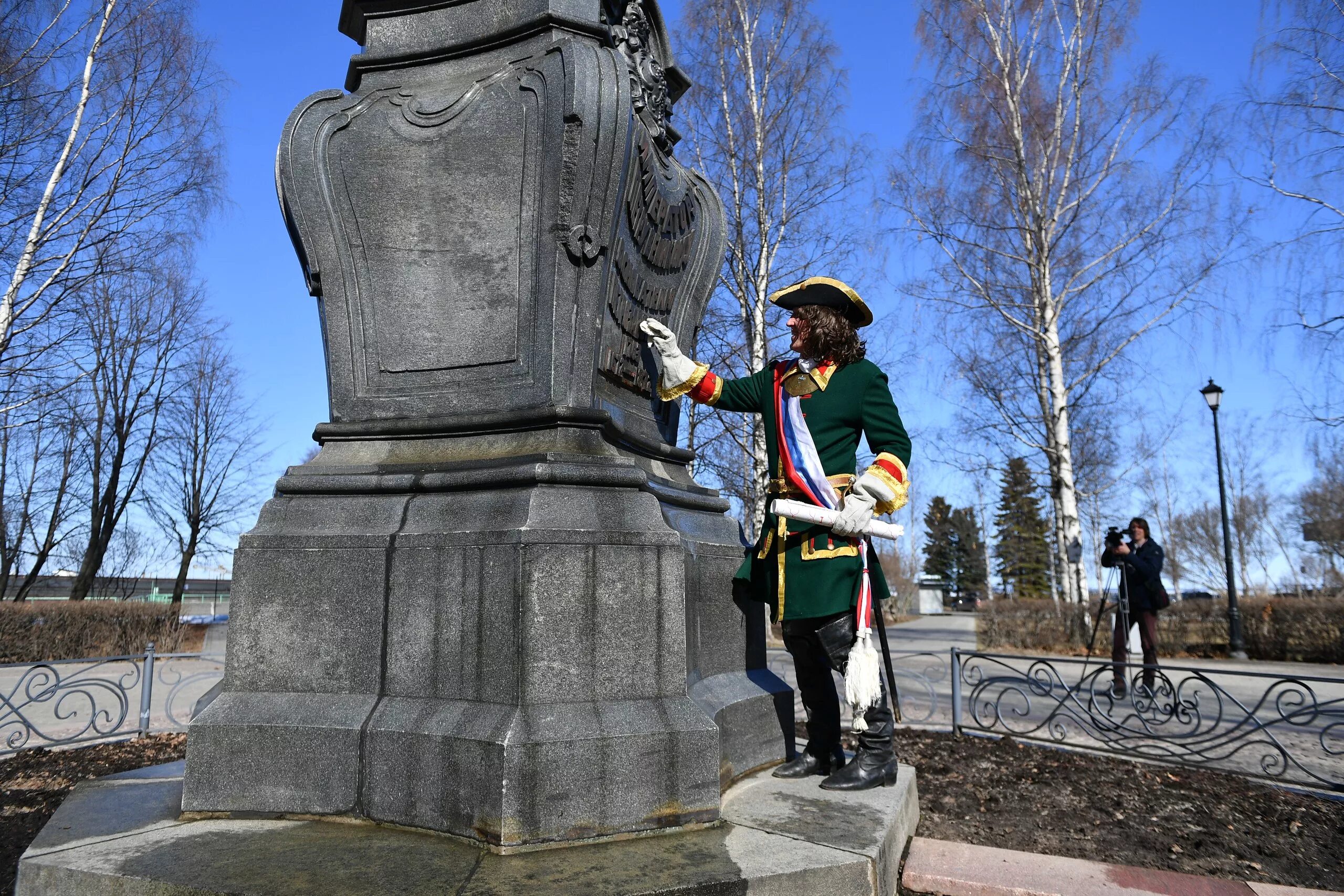 Почему стоит памятник петру 1 в петрозаводске. Памятник Петру i (1873) Петрозаводск. Постамент памятника Петру 1 в Петрозаводск.