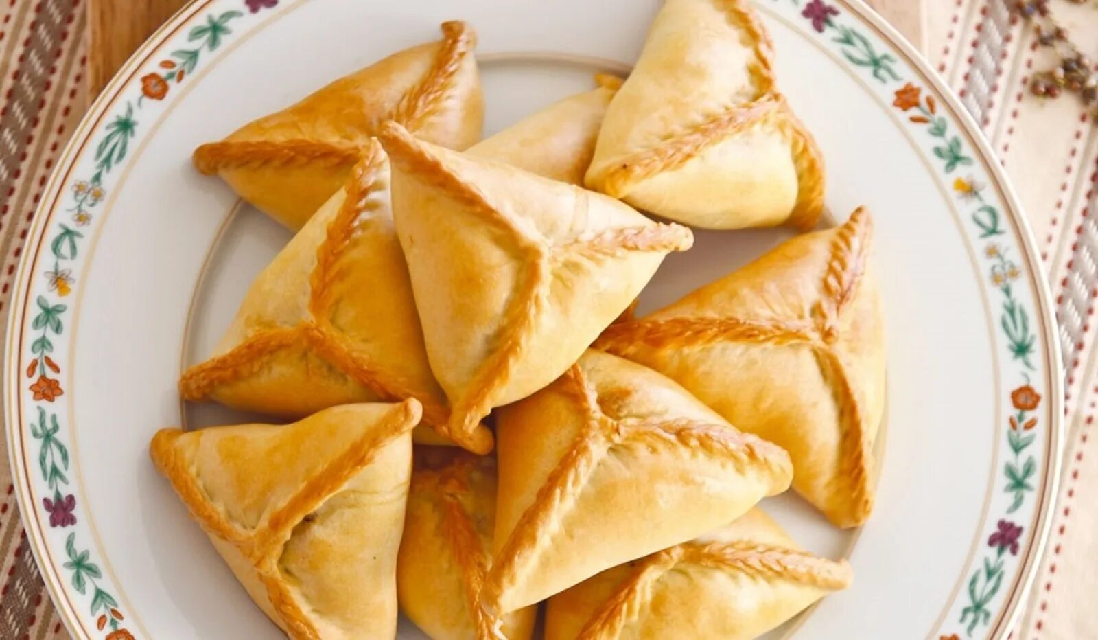 Национальная татарская кухня эчпочмак. Треугольник эчпочмак. Татарский өчпочмак рисунок. Өчпочмак с горячим чаем. Эчпочмак с бульоном.