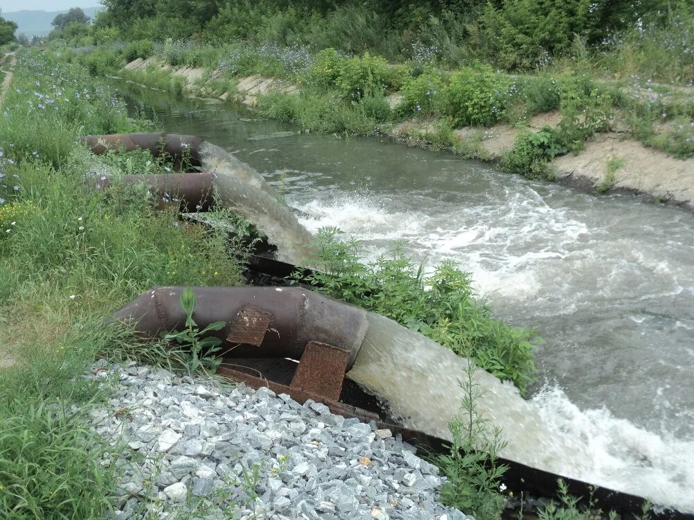 Фекальные стоки. Сточные воды аэропорта. Экология водоемов Лабинска. Капшагай грязное водохранилище фекальные воды. Сток фекальных вод открытый.