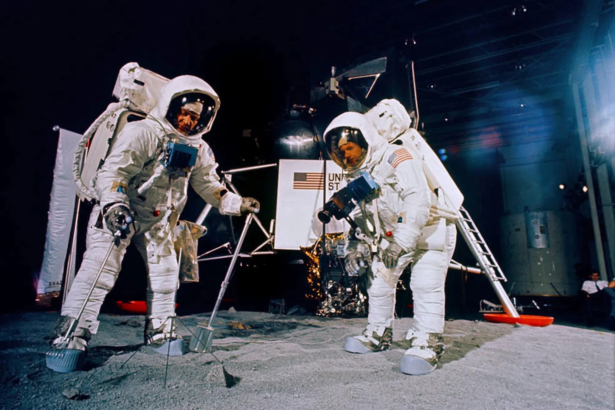 Первый астронавт в открытом космосе. Астронавты миссии Аполлон 11.