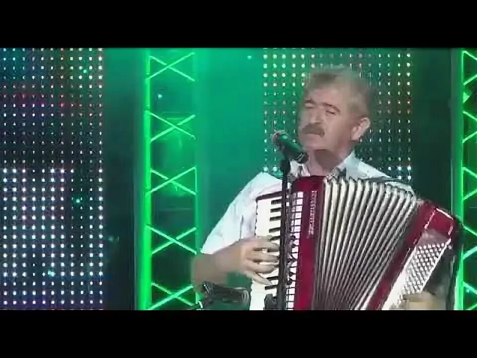 Поющего 27. Микрофон красивый. Поющего 27. Барретт певица. Поющего 27.