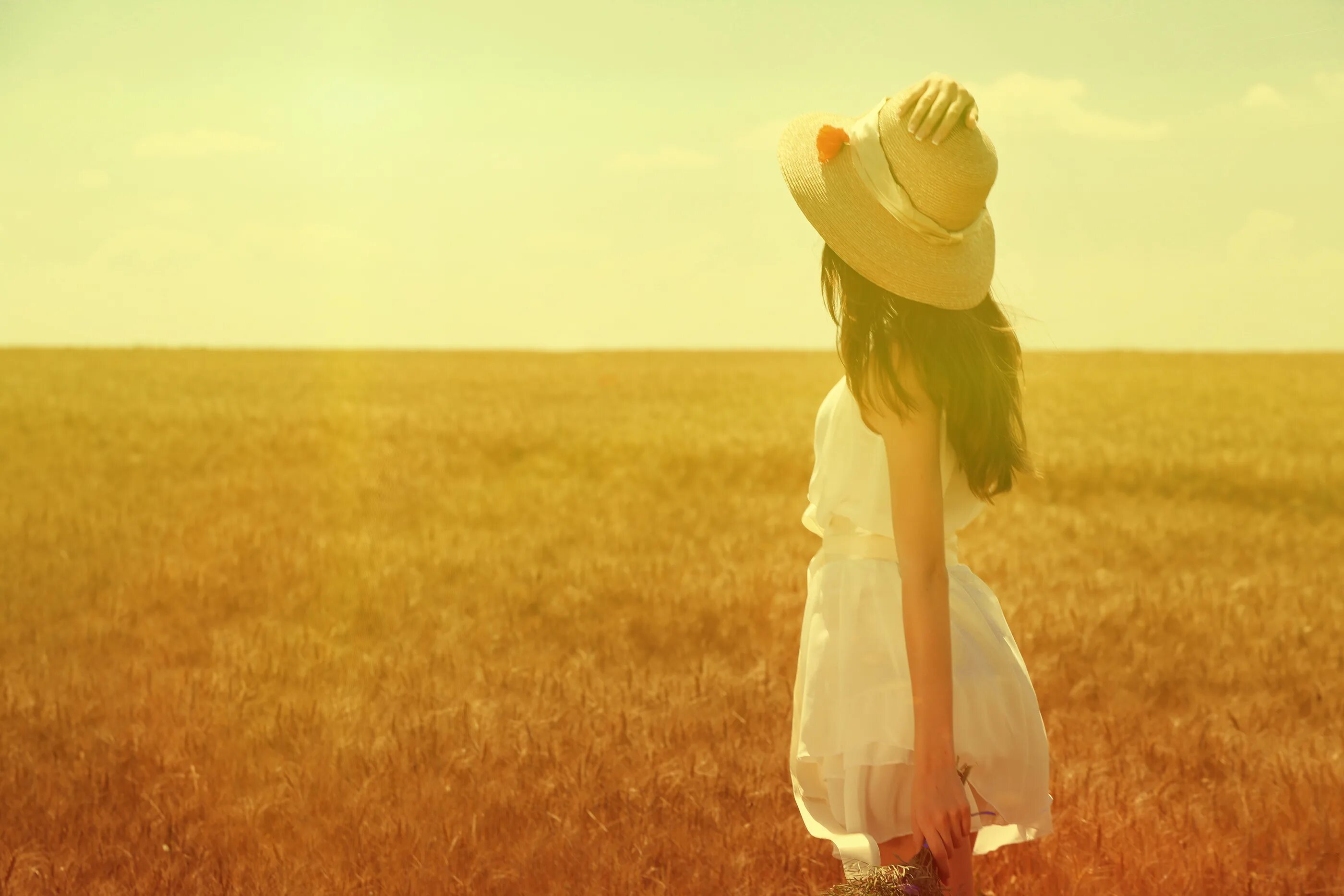 Мы идем под солнцем. Девушки летом. Девушка и солнце. Солнечная девушка. Девушка в шляпе в поле.