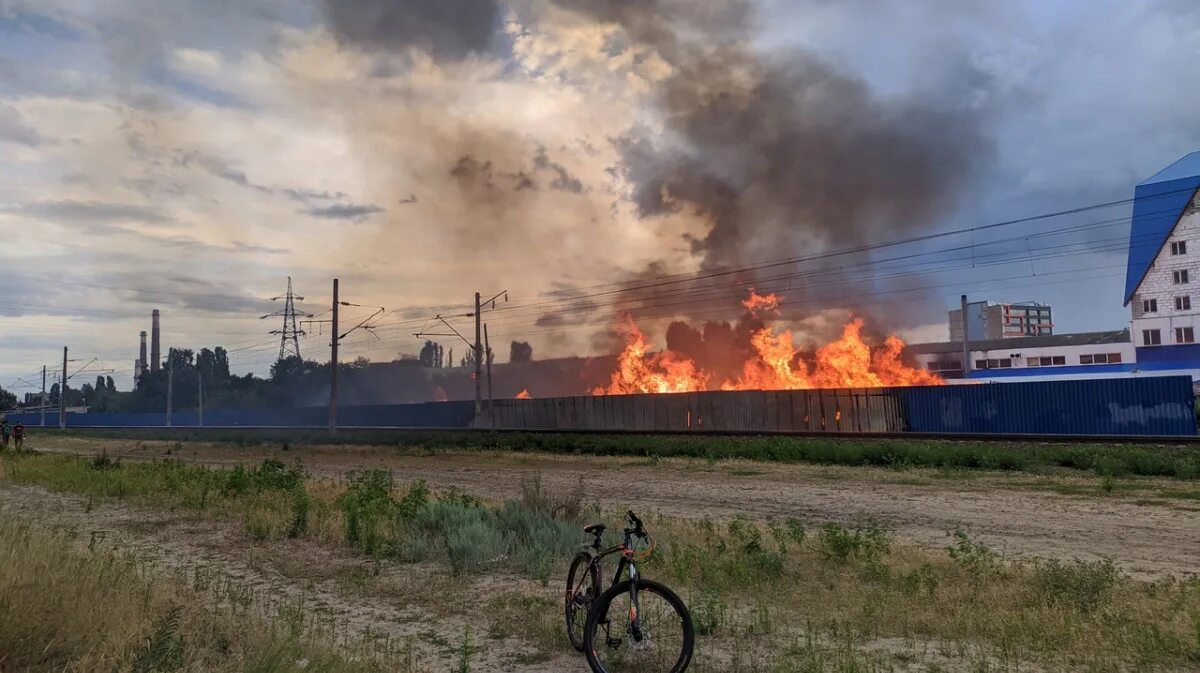 Полигон пожарка Воронеж. Воронеж пожар сейчас на левом берегу. Пожар на левом берегу Уральская улица Воронеж. Воронеж пожарная часть 4.