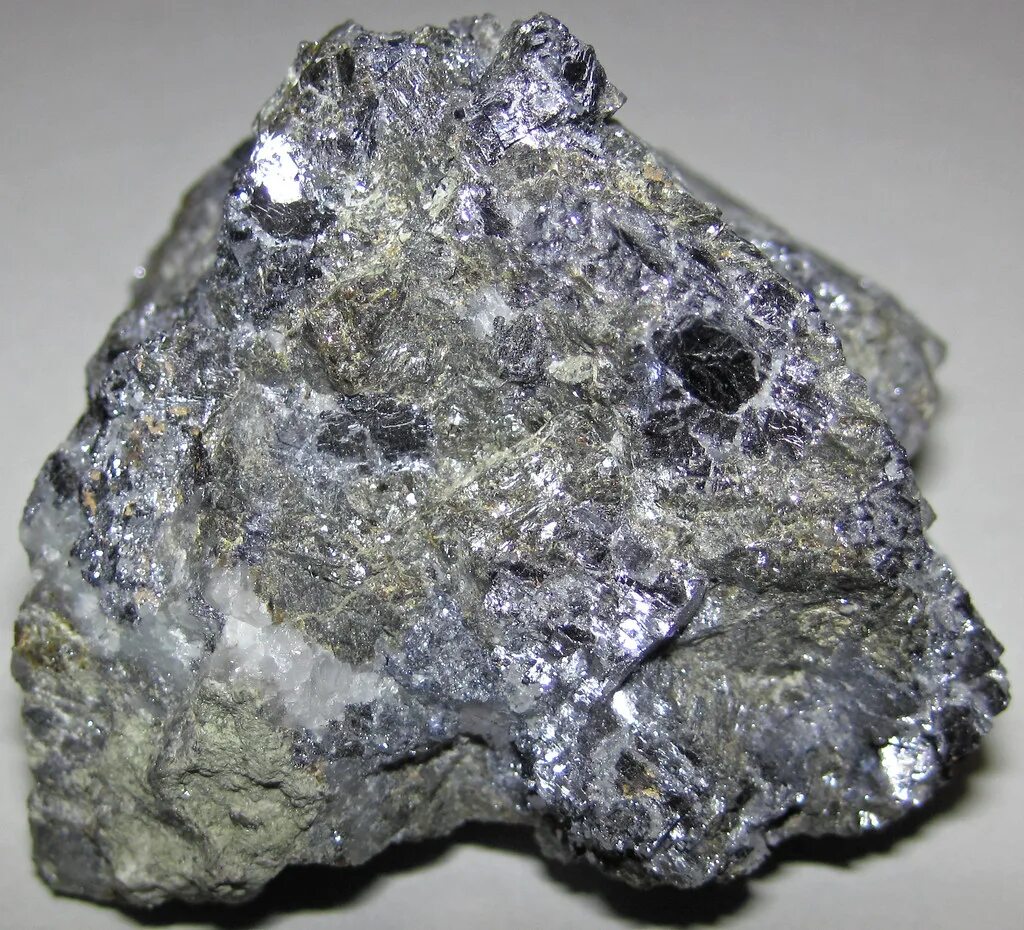 Основным компонентом минерала