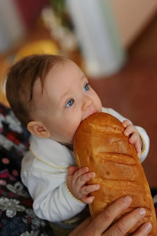 хлеб для детей. краюха хлеба. хлеб отломанный. хлеб из детства. поделки из хлеба.