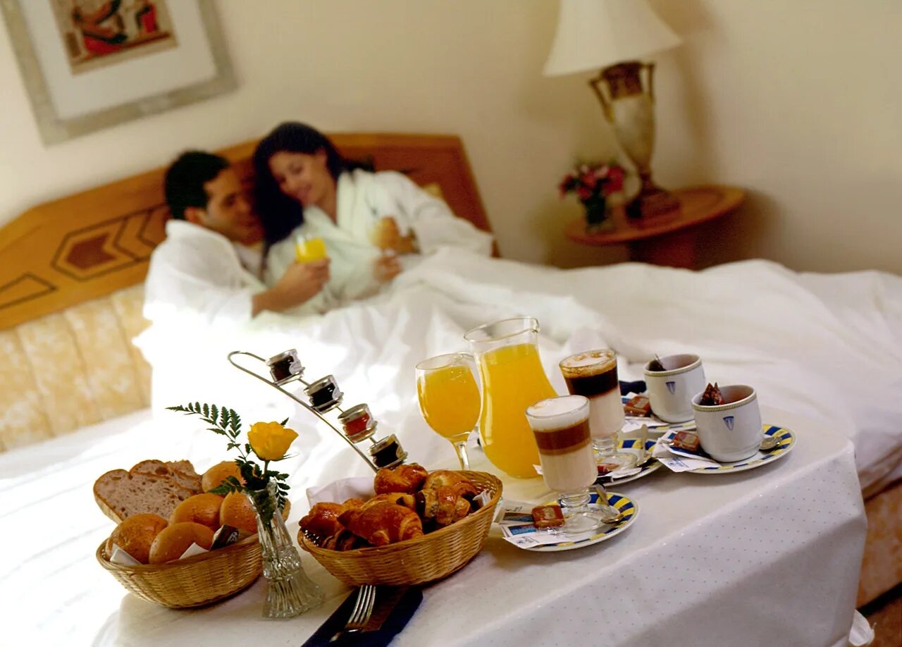 Ужин вдвоем. Завтрак в постель для любимой. Романтический завтрак в постель. Фотосессия завтрак в постель. Романтический завтрак для любимого.
