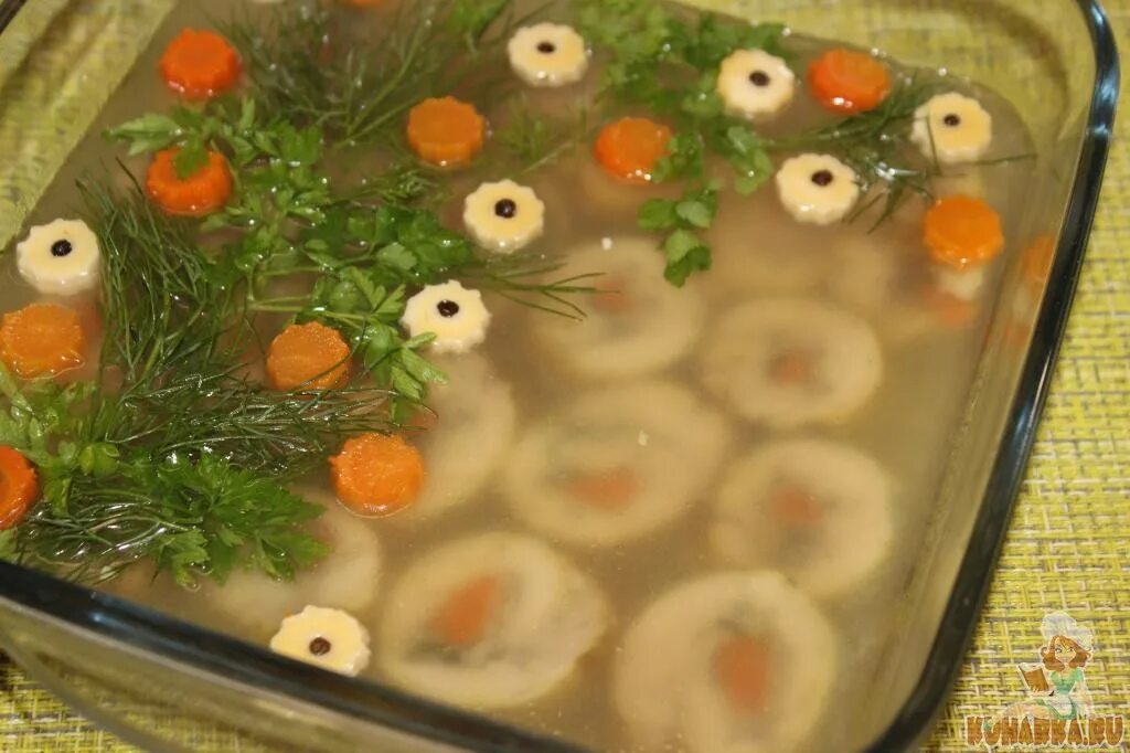 Бульон для заливного из курицы. Холодец студень заливное зельц. заливное из курицы рулет. украшение заливного из курицы. заливное с куриными рулетиками.
