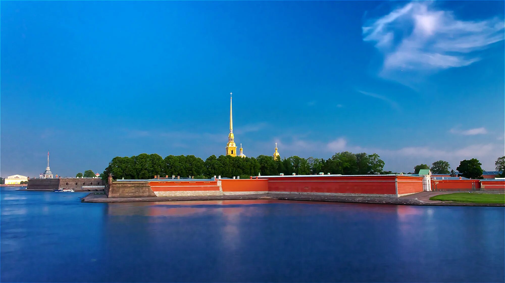 Петропавловская крепость в Санкт-Петербурге. Санкт-Петербург Петропавловская крепость с катером. Санкт-Петербург каналы с катером Петропавловская крепость. Петропавловская крепость сверху.