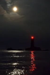 Маяк светит в темноте