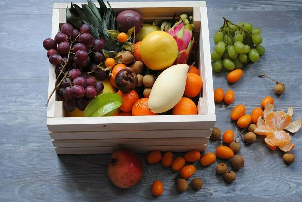 Доставка фруктовых подарков. Экзотические фрукты. Фрукты в ящике. Экзотические фрукты и овощи. Экзотические фрукты в коробке.