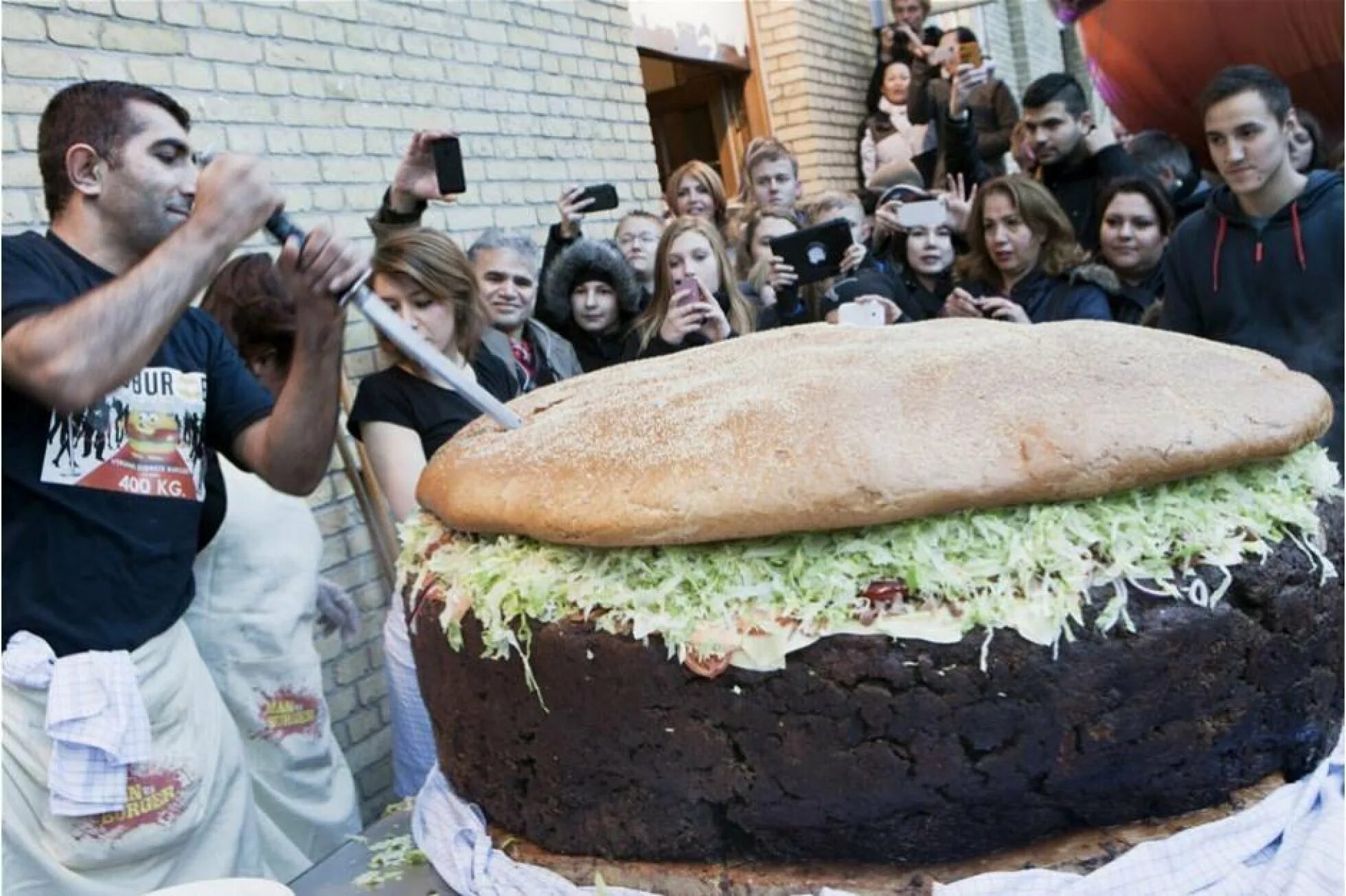 Самый большой бургер. Самый большой гамбургер в мире. Самый огромный бургер в мире. Самый большой бутерброд. Самые большие питания