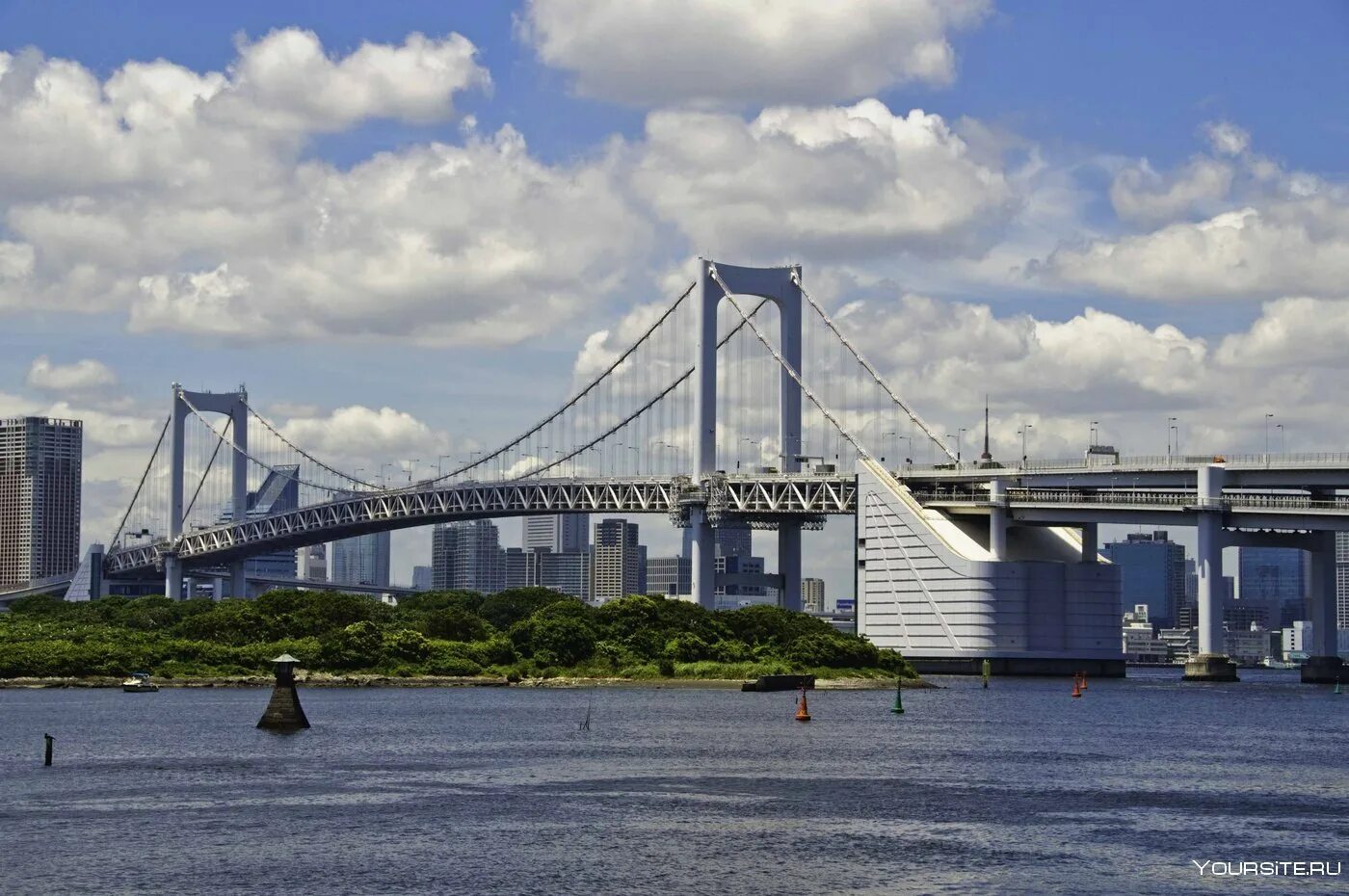Токийский залив. Остров Одайба и Радужный мост. Токийский залив мост. Токио вантовый мост. Радужный мост Токио.