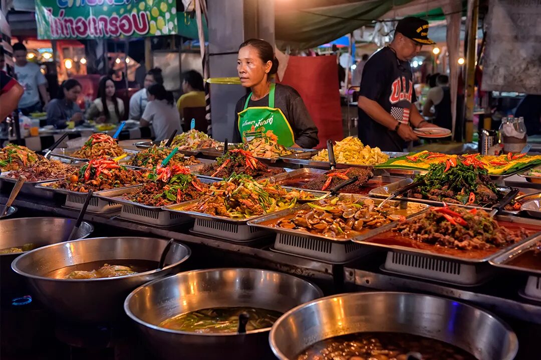 Thai streets. Тайская еда Паттайя. Стрит фуд Тайланд. Ночной рынок Пратамнак Паттайя. Бангкок стрит фуд.