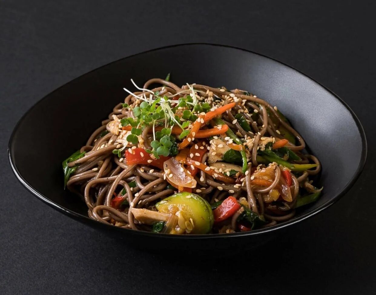 Гречневая лапша соба. Гречневая лапша с курицей и соусом терияки. Гречневая лапша со свининой. Якисоба с курицей. Свинина терияки лапша гречневая.