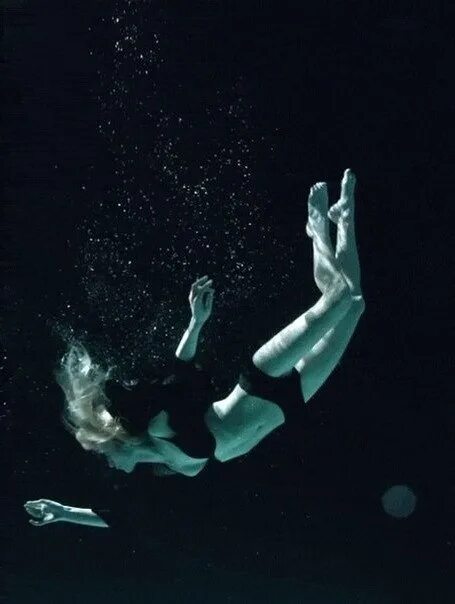 Девушка падает в воду. Тонет в воде. Падающая вода. Девушка тонет в воде. Тонущая в темноте