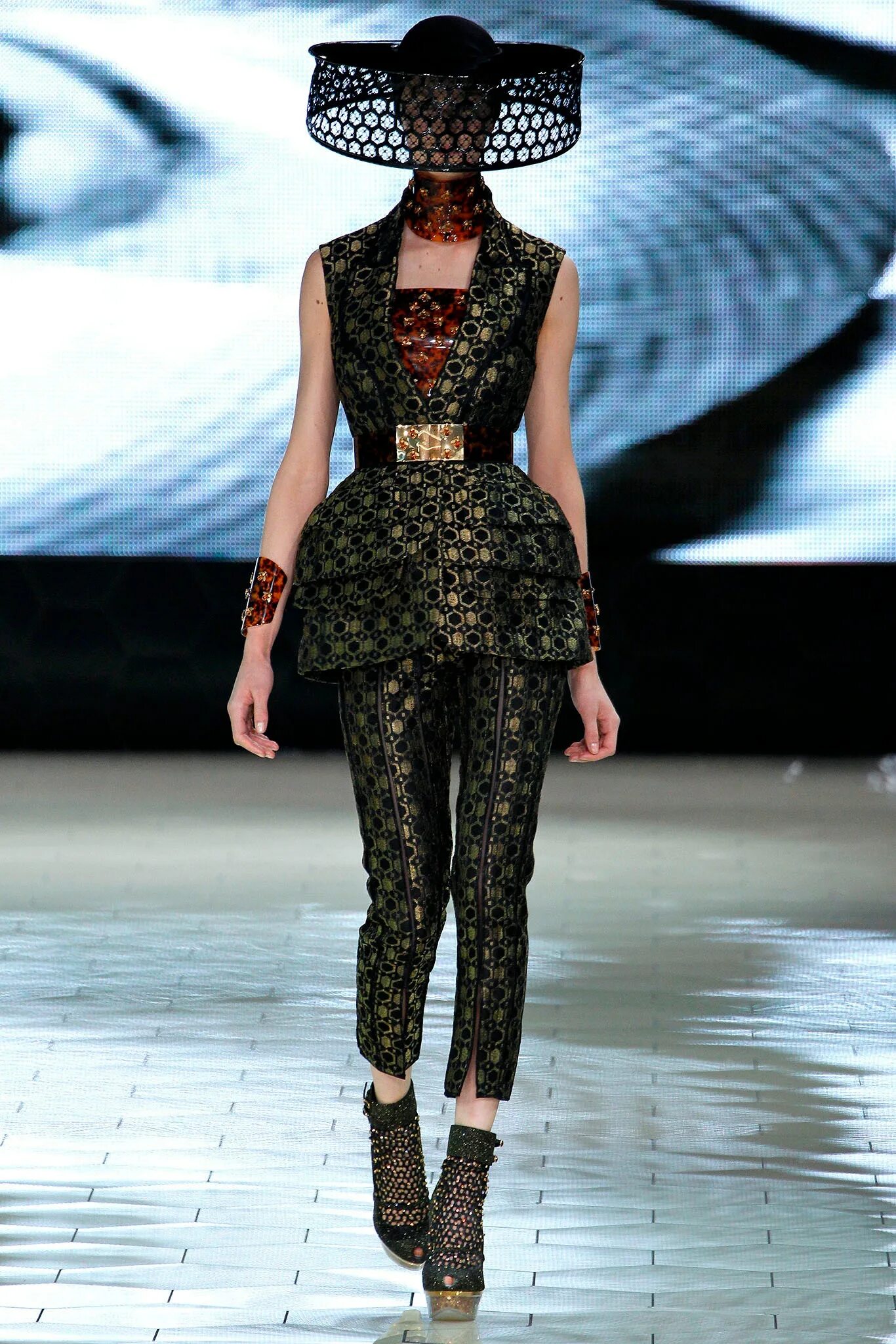 Mcqueen одежда. Широкополая шляпа в весенне-летней коллекции alexander mcqueen 2013.