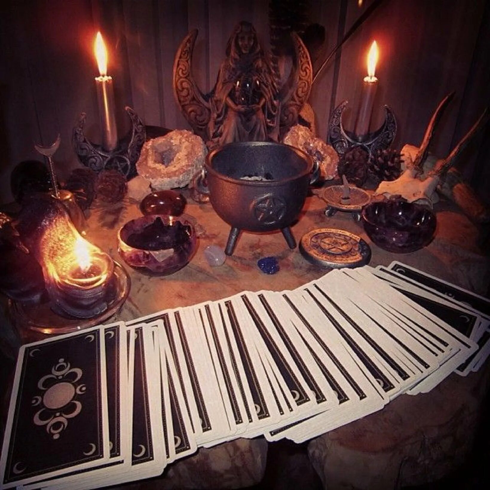 Алтарь обрядов. Магия таро атрибутика wicca. арсенал ведьмы. ведьминский арсенал. ведьминский алтарь.