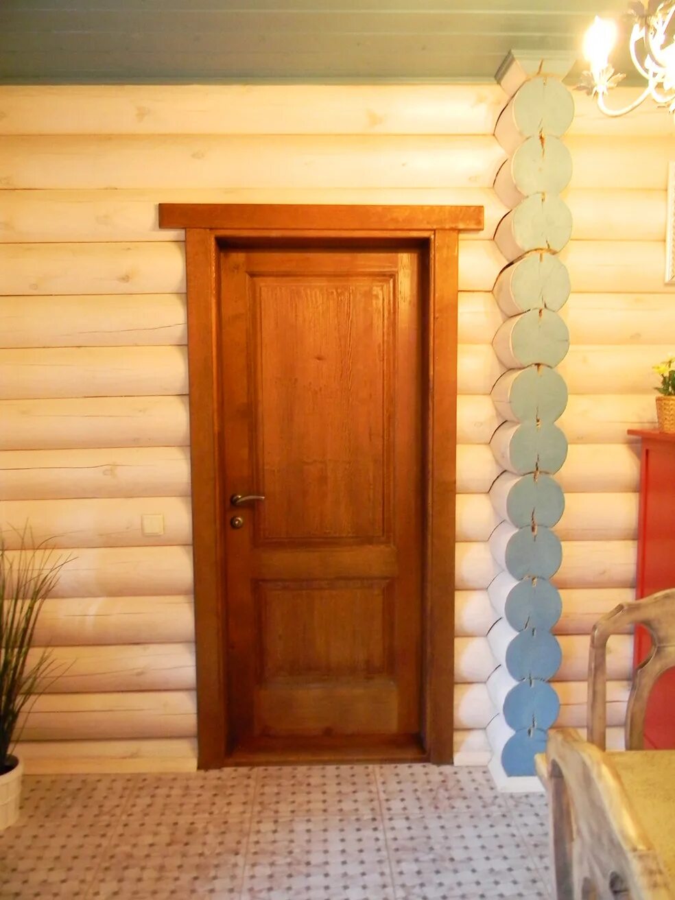 Двери хвойные. Двери из сосны в интерьере. Двери из массива сосны в интерьере. Деревянные сосновые двери. Сосновые двери деревянные в интерьере.