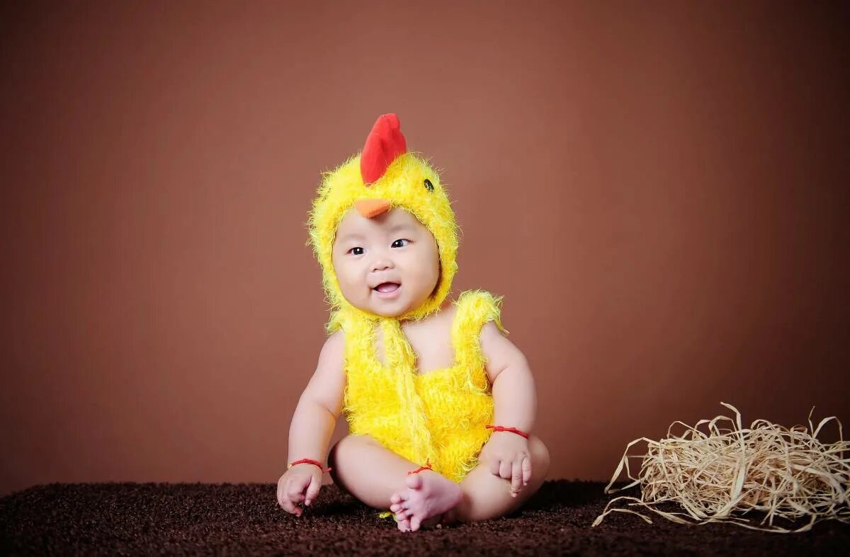 Когда вышел малыш в желтом. Костюм цыпленка. Малоы ш в желтом. Младенец в желтом. Костюм цыплят для детей.