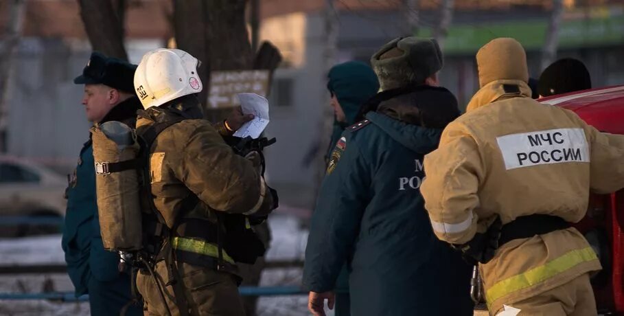 Угрожают взрывами. Угроза взрыва. Оцепление при угрозе взрыва. Полиция взрывные устройства.